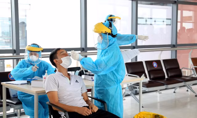 Hai vợ chồng tại Hà Nội chỉ hắt hơi, xét nghiệm dương tính SARS-CoV-2