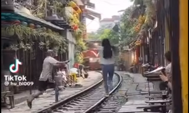 Hà Nội: Xử lý 'nóng' vi phạm tại khu vực cà phê đường tàu