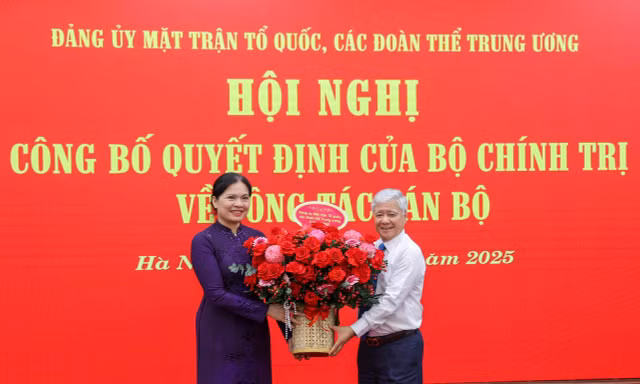Triển khai quyết định của Bộ Chính trị về công tác cán bộ