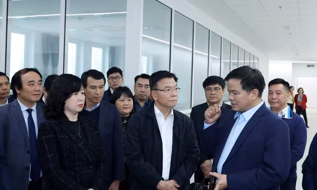 Phó Thủ tướng Lê Thành Long thị sát cơ sở 2 Bệnh viện Bạch Mai, Việt Đức