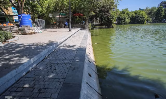Một đoạn thí điểm kè hồ Hoàn Kiếm bằng công nghệ bê tông cốt sợi - Ảnh: Duy Phạm