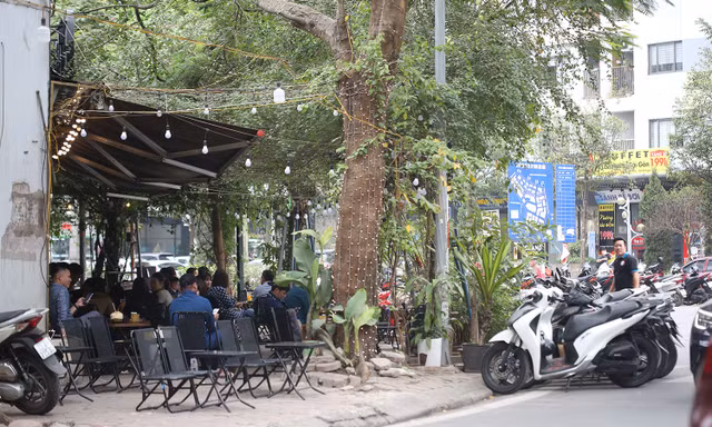Vỉa hè, lòng đường khu đô thị đông dân nhất Hà Nội vẫn bị chiếm dụng tràn lan