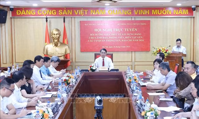  Bồi dưỡng kiến thức về xây dựng Đảng cho phóng viên, nhà báo