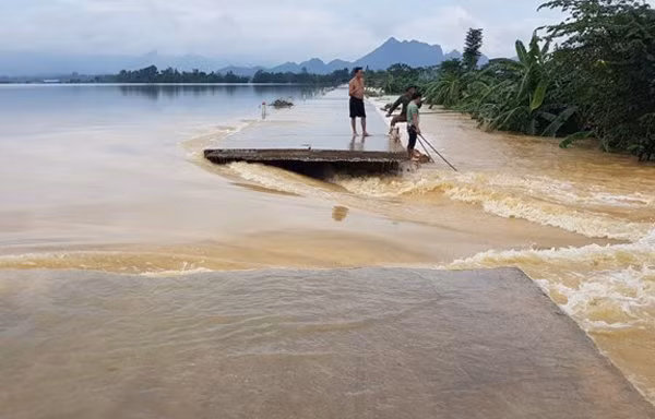 Hà Nội: Vỡ đê ở Chương Mỹ, hoa màu và nhà dân bị nhấn chìm