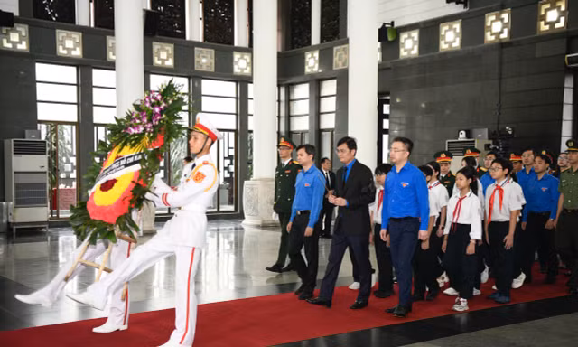 Đoàn đại biểu Trung ương Đoàn TNCS Hồ Chí Minh viếng nguyên Chủ tịch nước Trần Đức Lương