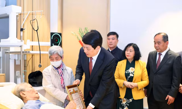 Trao Huy hiệu 65 năm tuổi Đảng tặng nguyên Chủ tịch nước Trần Đức Lương 