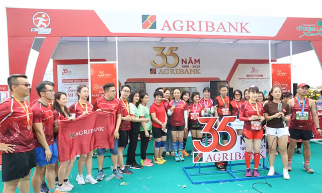 100 nhân viên Agribank tham dự Tiền Phong Marathon
