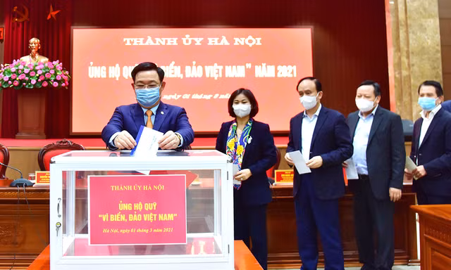 Bí thư Thành ủy Hà Nội Vương Đình Huệ và các lãnh đạo thành phố Hà Nội ủng hộ Quỹ "Vì biển, đảo Việt Nam"