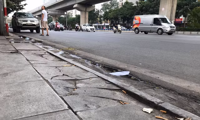 Hà Nội: Vỉa hè lát đá 'trăm tỷ' đường Nguyễn Trãi hư hỏng, vỡ vụn
