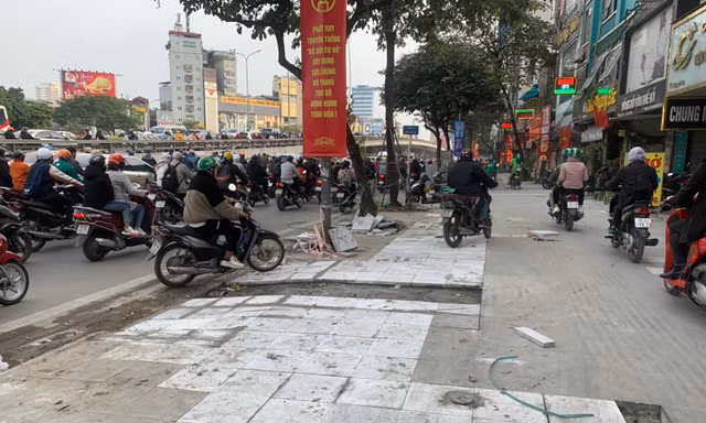 Hà Nội: Ô tô, xe máy thản nhiên đi trên nhiều tuyến vỉa hè vừa sửa chữa