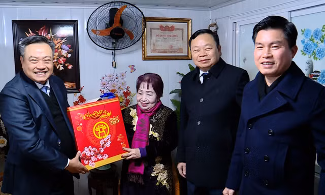 Lãnh đạo thành phố Hà Nội chúc Tết gia đình chế độ chính sách