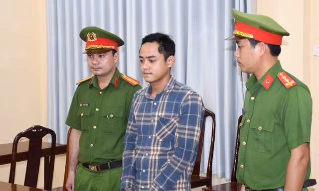 Khởi tố, bắt giam thanh niên chặn đường đập vỡ kính xe cấp cứu