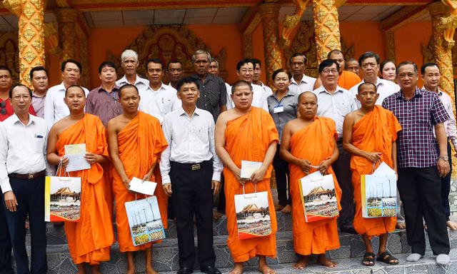 Bí thư Sóc Trăng thăm, chúc mừng Lễ Sene ĐôlTa của đồng bào Khmer
