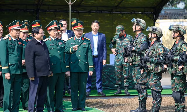Thủ tướng chúc Tết, kiểm tra công tác ứng trực một số đơn vị quân đội, công an