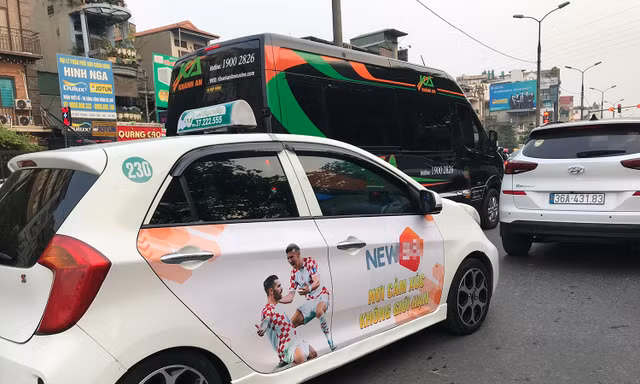 Xe taxi giữa Thủ đô ngang nhiên dán logo web cá độ 