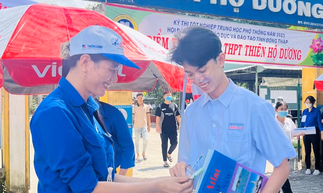 Cô giáo một chân tiếp sức sĩ tử 