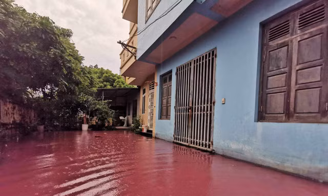 Hà Nội: Kiểm tra, xác minh hiện tượng 'nước màu đỏ lạ' tràn vào khu dân cư
