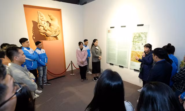Đại biểu Đại hội Đoàn chiêm ngưỡng hiện vật lịch sử nghìn năm từ lòng đất