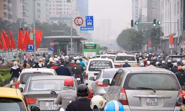 Buýt nhanh BRT bị 'bao vây', tạt đầu giờ cao điểm