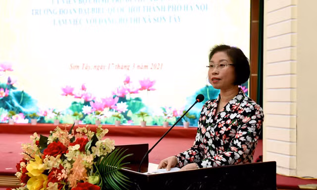 Bí thư Thị uỷ Sơn Tây Phạm Thị Thanh Mai báo cáo tại cuộc làm việc