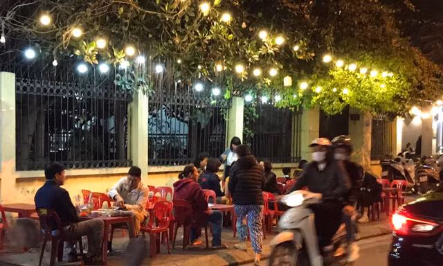 Đòi lại vỉa hè ở Hà Nội: Quán trà đá phải thu xếp vào trong ngõ