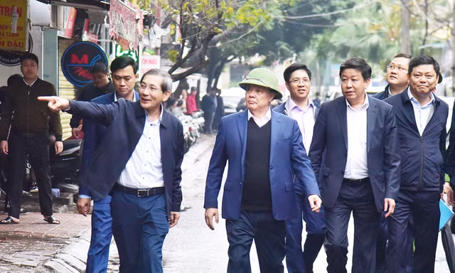 Bí thư Hà Nội kiểm tra thực địa chung cư cũ sắp cải tạo
