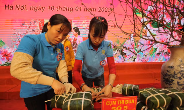Công nhân, lao động Hà Nội thi gói bánh chưng ngày hội Tết sum vầy