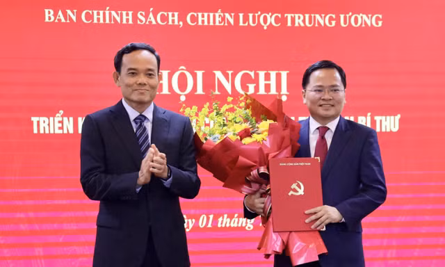 Trao quyết định bổ nhiệm hai Phó Trưởng Ban Chính sách, chiến lược Trung ương