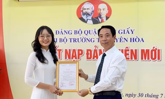 Nữ sinh Hà Nội đỗ 4 trường đại học tốp đầu được kết nạp Đảng