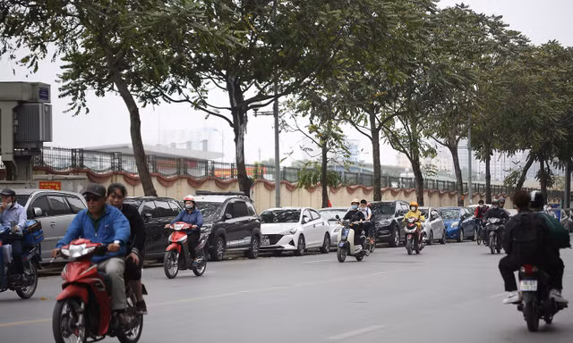 Hà Nội: Xe đỗ tràn ra lòng đường, vỉa hè, chắn hết đường đi, lối về