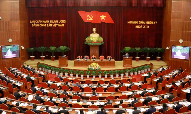 Ban Chấp hành Trung ương Đảng xem xét về công tác cán bộ