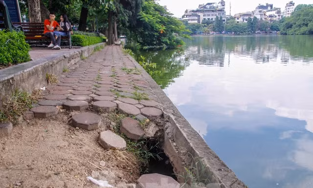 Kè Hồ Gươm hiện xuống cấp nghiêm trọng