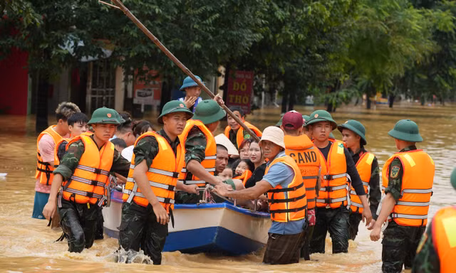 Hình ảnh xúc động trong cơn 'đại hồng thủy' chưa từng có ở Thái Nguyên 