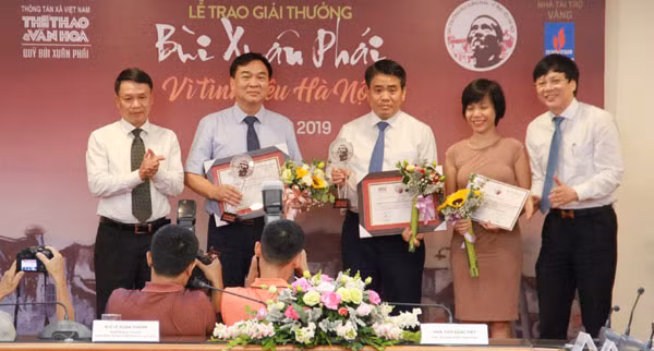 Chủ tịch UBND thành phố Hà Nội Nguyễn Đức Chung thay mặt UBND thành phố nhận giải thưởng Bùi Xuân Phái