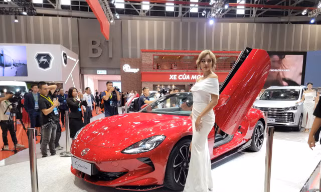'Bóng hồng' khoe sắc tại Vietnam Motor Show 2024