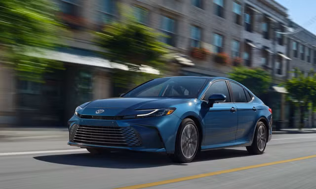 Toyota 'phủ xanh' thêm hai dòng xe ăn khách