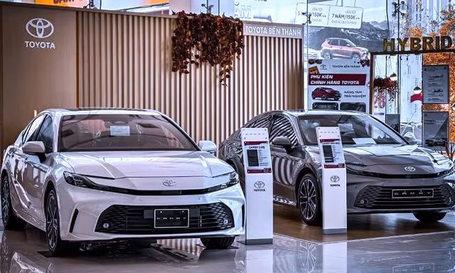 Loạt xe hybrid chạy đua giảm giá dịp cuối năm