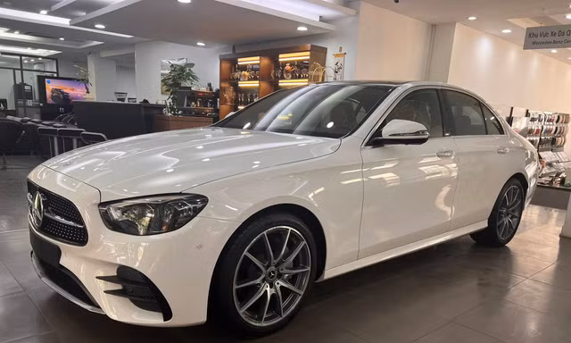 Nhiều mẫu xe sang giảm giá mạnh xả hàng tồn