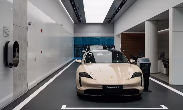 Triệu hồi xe điện Porsche Taycan tại Việt Nam