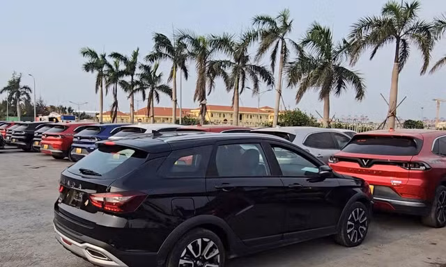 Loạt ô tô Nga vừa cập bến Việt Nam