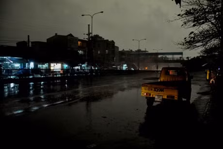 Hạ Long đột ngột chìm trong màn đêm lúc... 9h sáng