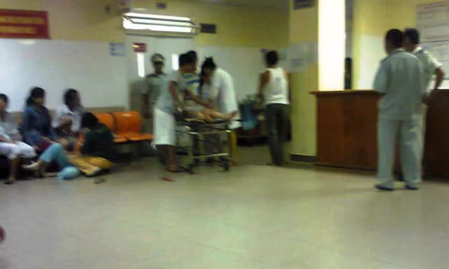 Sau khi lãnh đạo bệnh viện giải thích nguyên nhân, bác sĩ trực xin lỗi, người nhà mới chịu đưa chị T. về lo hậu sự.
