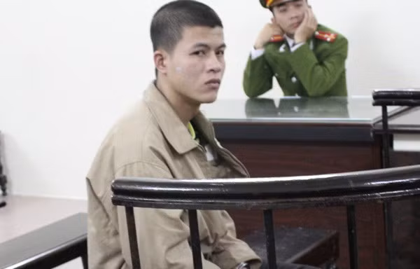 Đang ngủ trưa, bị hàng xóm lôi ra vườn hiếp dâm