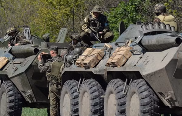 Ukraine đưa hàng trăm tăng, pháo tới miền Đông