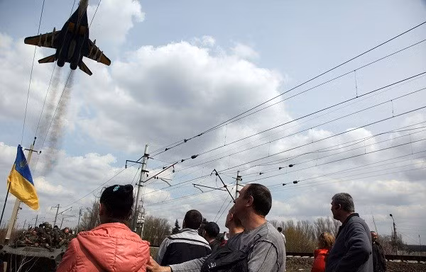 Máy bay chiến đấu MIG 295 của Ukraine quần đảo trên đầu những người biểu tình tại thành phố Kramatorsk ngày 16/4. 