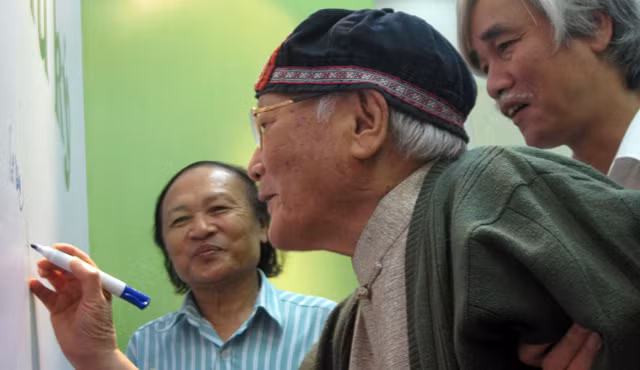 Nhà văn Tô Hoài ký tặng tại lễ kỷ niệm Dế Mèn phiêu lưu ký tròn 70 tuổi - Ảnh: Tuổi Trẻ