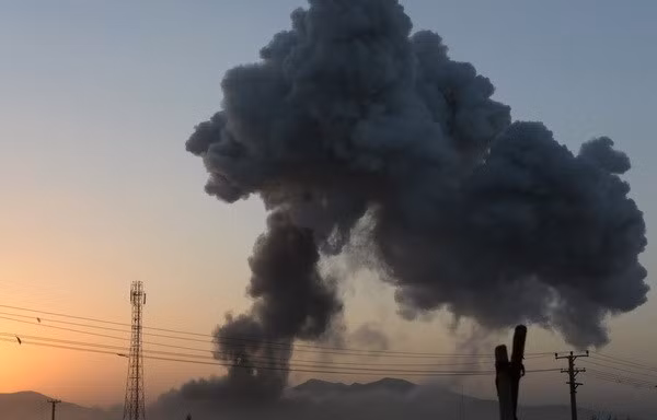 Khói bốc lên sau một vụ tấn công ở Ghazni. (Nguồn: AFP/TTXVN) 