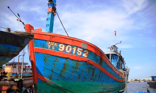 Tàu cá bị đâm chìm cập bờ sau 30 giờ lai dắt. Ảnh: Nguyễn Huy