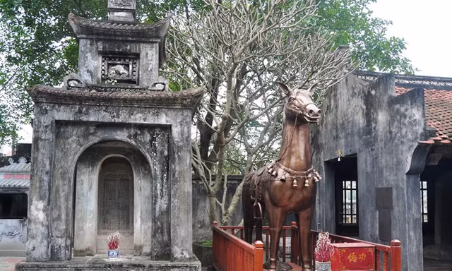 Cận cảnh ngựa sắt nặng 2,5 tấn ở đền Phù Đổng
