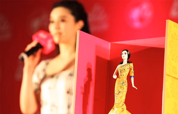 Băng Băng đọ sắc với búp bê Barbie